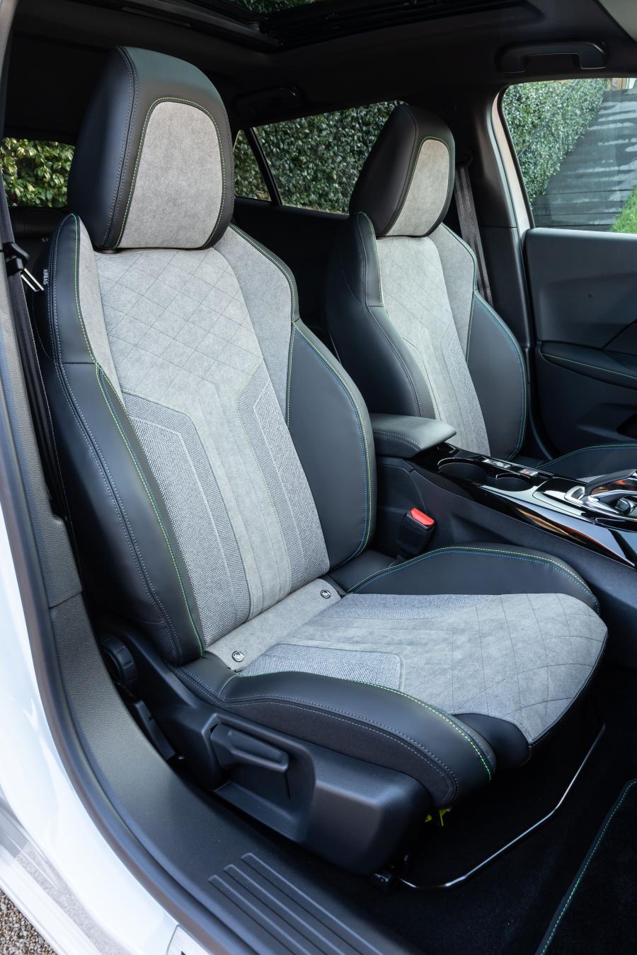 Интерьер Peugeot e-2008 GT (Digital White) 2019 года  (WW) (фото 96 из 119)